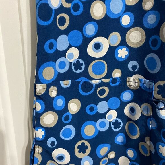 Scrub Top Divine Stretch Size Small Blue Print Front Pockets V Neck - Picture 10 of 12